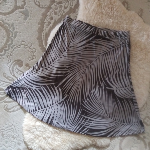 BCBGMaxAzria Dresses & Skirts - BCBG MaxAzria stretch palm skirt